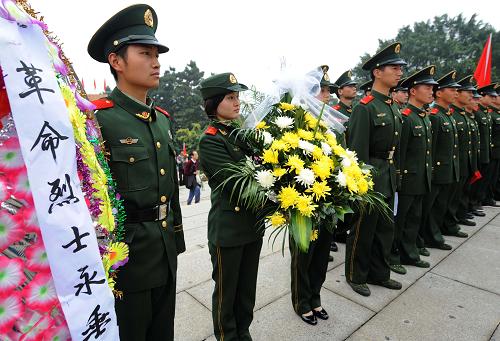 4月5日,福建海警一支隊(duì)官兵在福州文林山革命烈士紀(jì)念碑前緬懷革命先烈。 當(dāng)日是清明節(jié),駐地武警官兵、青年學(xué)生和當(dāng)?shù)厝罕娂娂妬?lái)到福州革命烈士陵園緬懷革命先烈,表示要貢獻(xiàn)自己的青春,報(bào)效祖國(guó)。新華社記者 張國(guó)俊 攝