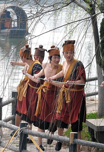 4月5日,在開封清明上河園內(nèi),幾位“纖夫”在“汴河”岸邊拉纖。當(dāng)日,“我們的節(jié)日--中國開封2010年清明文化節(jié)”在開封市清明上河園開幕。經(jīng)過精心發(fā)掘和整理的50多個反映宋代清明時節(jié)的民間文化和民俗表演項(xiàng)目,向海內(nèi)外游客展示了北宋都城開封的盛世繁華和清明文化的傳統(tǒng)魅力。新華社記者 王頌 攝