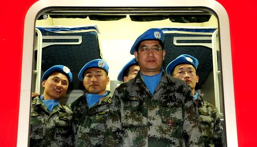 4月17日,已經(jīng)登車的維和官兵站在窗口和親人告別。新華社記者 任軍川 攝