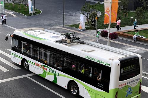 5月4日,一輛超級(jí)電容車(chē)行駛在世博大道上。在世博園區(qū)內(nèi)有一種被稱(chēng)為“超級(jí)電容車(chē)”的環(huán)保公交客車(chē),該車(chē)底部裝有新型超級(jí)電容,利用乘客上下車(chē)的半分鐘間隙,車(chē)頂充電設(shè)備自動(dòng)升起,搭到充電電纜上通過(guò)200安培的電流完成充電,每充一次電能行駛5公里左右。超級(jí)電容車(chē)的零碳排放彰顯著“綠色世博”的理念。新華社記者 李紫恒 攝