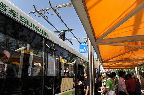 5月4日,一輛超級(jí)電容車(chē)在乘客上下車(chē)之際抓緊時(shí)間“充電”。新華社記者 李紫恒 攝