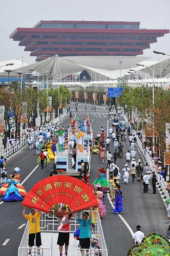 5月4日,花車巡游隊(duì)伍打出“北京請你來旅游”的標(biāo)語。當(dāng)日,上海世博會(huì)北京活動(dòng)周正式啟動(dòng),并舉辦花車巡游活動(dòng)。北京花車巡游以“魅力首都,相約北京”為主題,高蹺、輪滑、非洲手鼓、花式自行車等精彩表演和民俗展示體現(xiàn)了北京豐富的旅游資源和獨(dú)特的城市魅力。 新華社記者 裴鑫 攝