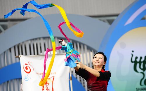 5月4日,演員在上海世博園城市廣場(chǎng)表演閩南傳統(tǒng)的布袋木偶戲。從5月1日至5月4日,城市最佳實(shí)踐區(qū)廈門(mén)案例館的閩南特色節(jié)目——“鼓浪神韻”在上海世博園城市廣場(chǎng)上演。“鼓浪神韻”節(jié)目豐富多樣,囊括了南音、閩南語(yǔ)名曲和閩南木偶等極富閩南民俗特色的節(jié)目,充分展示了閩南的獨(dú)特風(fēng)情。新華社記者 任勇 攝