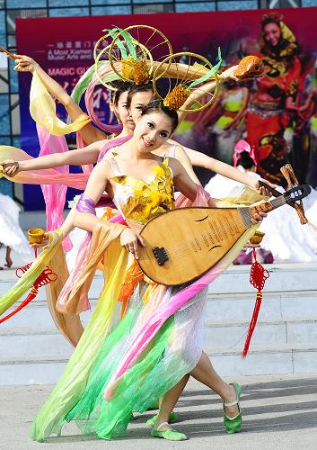 5月4日,來(lái)自福建的舞蹈演員在上海世博園城市廣場(chǎng)表演群舞《音鳥(niǎo)天籟》。新華社記者 任勇 攝