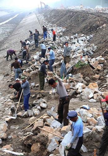 5月5日,郎園引河治理工程建設(shè)者在進(jìn)行河道護(hù)砌施工。新華社記者 劉海峰 攝