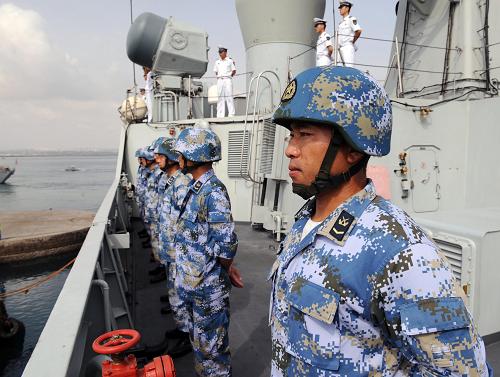 5月7日,中國海軍第五批護(hù)航編隊(duì)“廣州”艦離開吉布提共和國吉布提港時(shí),官兵們分區(qū)列隊(duì)與前來歡送的人們告別。在完成了5天的靠港補(bǔ)給休整后,中國海軍護(hù)航編隊(duì)“廣州”艦全體官兵告別吉布提,重返亞丁灣、索馬里海域執(zhí)行護(hù)航任務(wù)。新華社記者 劉春暉 攝