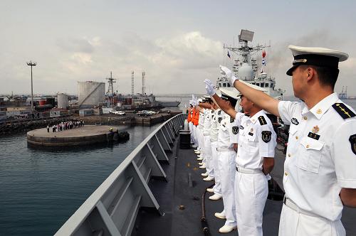 5月7日,中國海軍第五批護(hù)航編隊(duì)“廣州”艦離開吉布提共和國吉布提港時(shí),官兵們分區(qū)列隊(duì)與前來歡送的人們告別。新華社記者 劉春暉 攝