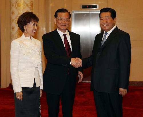 5月7日,中共中央政治局常委、全國政協(xié)主席賈慶林在北京人民大會(huì)堂會(huì)見中國國民黨榮譽(yù)主席連戰(zhàn)和夫人及隨行人員。新華社記者 劉衛(wèi)兵 攝