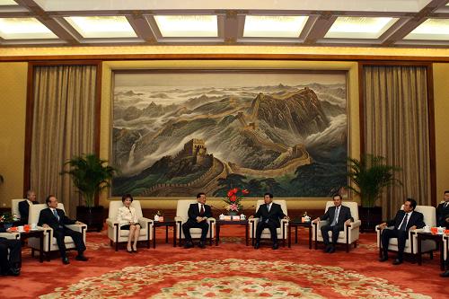 5月7日,中共中央政治局常委、全國政協(xié)主席賈慶林在北京人民大會(huì)堂會(huì)見中國國民黨榮譽(yù)主席連戰(zhàn)和夫人及隨行人員。新華社記者 劉衛(wèi)兵 攝