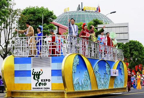 5月13日,巡游花車行進(jìn)在世博園內(nèi)。上海世博會(huì)天津活動(dòng)周舉辦以“津舞世博”為主題的花車巡游,由5輛大型彩車以及飛镲、楊柳青年畫中的“大頭娃娃”、東方明珠服飾表演隊(duì)3個(gè)方陣組成的巡游隊(duì)伍,向來自各地的游客展示了天津獨(dú)具特色的傳統(tǒng)藝術(shù)和蓬勃開放的城市形象。新華社記者 任勇 攝