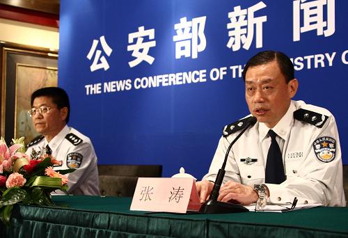 5月14日,公安部經(jīng)濟(jì)犯罪偵查局巡視員張濤(右)在發(fā)布會(huì)上介紹案例。當(dāng)日,公安部在北京舉行新聞發(fā)布會(huì),公安部經(jīng)濟(jì)犯罪偵查局副局長(zhǎng)張濤在發(fā)布會(huì)上就打擊銀行卡犯罪專項(xiàng)行動(dòng)的進(jìn)展及相關(guān)經(jīng)濟(jì)犯罪案件的典型案例向媒體進(jìn)行通報(bào)。今年1月至4月,全國公安機(jī)關(guān)共立銀行卡犯罪案件6700多起,涉案金額達(dá)59.6億元,破案4800多起,挽回經(jīng)濟(jì)損失近1億元。新華社記者 袁滿 攝