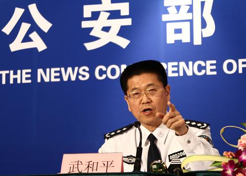 5月14日,公安部新聞發(fā)言人武和平就當(dāng)前校園犯罪情況回答記者提問。公安部已派出18個(gè)督察組在全國進(jìn)行專項(xiàng)檢查,并聯(lián)合教育部等部門加強(qiáng)校園及周邊安全防范工作。新華社記者 袁滿 攝