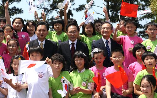 這是活動后,中國國務院總理溫家寶、日本首相鳩山由紀夫和韓國總統(tǒng)李明博與來自中日韓三國的孩子們合影。新華社記者 姚大偉 攝