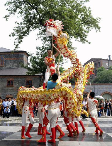 6月12日,南京理工大學(xué)舞龍隊(duì)在江蘇鎮(zhèn)江西津渡歷史文化街區(qū)表演“中山龍”。 當(dāng)日是我國(guó)第五個(gè)文化遺產(chǎn)日,江蘇鎮(zhèn)江在千年古街西津渡舉辦“龍王聚首舞鎮(zhèn)江”廣場(chǎng)民俗活動(dòng),來(lái)自江蘇和浙江兩省的8支舞龍隊(duì)進(jìn)行了精彩的表演,讓游客大飽眼福。今年文化遺產(chǎn)日的主題為“非遺保護(hù),人人參與”。 新華社發(fā)(陳崗 攝)