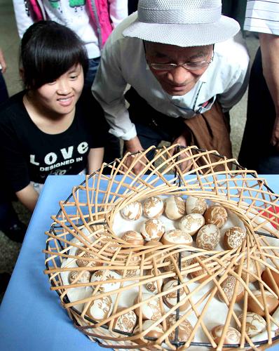 6月12日,觀眾在徐州展覽館觀看蛋雕藝術(shù)品。當(dāng)日,江蘇非物質(zhì)文化遺產(chǎn)展演活動(dòng)在徐州拉開(kāi)序幕。此次活動(dòng)匯聚徐州剪紙、南京云錦織造技藝、徐州香包、蘇州刺繡、揚(yáng)州刺繡、鎮(zhèn)江泥塑、淮安蛋雕等50余個(gè)項(xiàng)目,吸引了眾多觀眾的眼球。新華社發(fā)(雍君 攝)