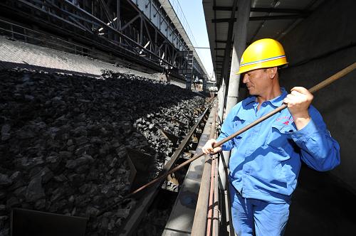 一位員工在阜康重化工業(yè)園區(qū)的一家焦炭廠內(nèi)晾曬焦炭(6月9日攝)。地處天山東段北麓的新疆阜康市依托境內(nèi)豐富的煤炭資源,近幾年大力發(fā)展煤化工產(chǎn)業(yè)。阜康市積極從山西等地引進大企業(yè),現(xiàn)已形成300萬噸焦炭生產(chǎn)能力。同時因其生產(chǎn)的焦炭質(zhì)量好、價格便宜,不僅銷往內(nèi)地鋼廠,還出口中亞等地,為當?shù)貛砹丝捎^的經(jīng)濟效益。新華社記者 趙戈 攝