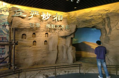 6月12日,游客在甘肅省博物館參觀佛教文物。當(dāng)日是我國(guó)第五個(gè)“文化遺產(chǎn)日”,“莊嚴(yán)妙相——佛教藝術(shù)展”在甘肅博物館舉行,展示跨越1700年歷史的100余件(組)佛教文物。新華社記者 高健鈞 攝