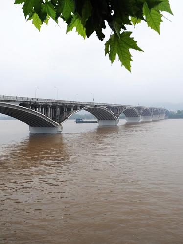 持續(xù)上漲的湘江淹沒了長(zhǎng)沙市橘子洲大橋的大部分橋墩(6月19日攝)。6月19日,據(jù)長(zhǎng)沙水文局介紹,湘江長(zhǎng)沙站水位從6月14日8時(shí)31.66米水位開始起漲,至19日下午2時(shí)出現(xiàn)33.6米的高水位,漲幅為1.94米。目前,湖南省防汛抗災(zāi)啟動(dòng)二級(jí)響應(yīng),對(duì)長(zhǎng)沙地區(qū)加強(qiáng)巡查防守,確保安全度汛。新華社記者 龍弘濤 攝