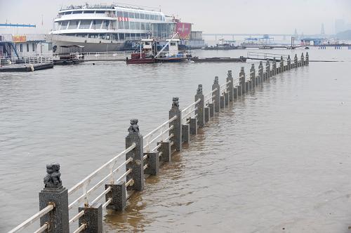 長(zhǎng)沙市湘江邊的一段觀光道已經(jīng)被浸泡在江水中(6月19日攝)。新華社記者 龍弘濤 攝