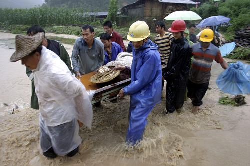 6月18日,在順昌縣雙溪街道張坑村,一座民房遭受山洪襲擊而倒塌,一名婦女被一塊水泥預(yù)制板壓住,救援人員將這名婦女救出,冒雨抬往醫(yī)院搶救。 6月13日晚至18日6時(shí),福建省順昌縣普降暴雨到大暴雨,過(guò)程雨量最大409毫米,全縣近一半的鄉(xiāng)鎮(zhèn)過(guò)程雨量達(dá)300毫米以上。強(qiáng)降雨引發(fā)山洪、泥石流,城區(qū)街道被淹,民房倒塌,公路、鐵路交通和通訊中斷。據(jù)順昌縣防汛辦初步統(tǒng)計(jì),全縣受災(zāi)人口15.6萬(wàn)人,緊急轉(zhuǎn)移5.2萬(wàn)人,由于通訊中斷,人員傷亡情況暫時(shí)無(wú)法核實(shí)。新華社發(fā)(陳柏材 攝)