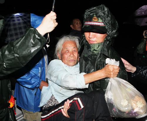 6月19日深夜,消防官兵在緊急救助被困群眾。連日來,江西遭遇今年以來最強暴雨襲擊,局部出現(xiàn)250毫米以上的特大暴雨,導(dǎo)致出現(xiàn)河水瘋漲、房屋倒塌、群眾被困、道路沖毀、線路中斷等險情。江西省軍區(qū)、江西省武警總隊等紛紛調(diào)派人員和沖鋒舟、橡皮艇等設(shè)備趕赴現(xiàn)場展開救援。截至20日晚上21時,公安消防部隊共接警出動70次,救出群眾1619人次,疏散轉(zhuǎn)移群眾5355人。新華社發(fā)(劉永 攝)