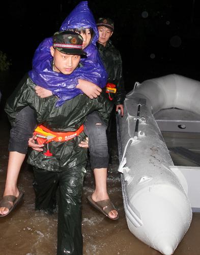 月19日深夜,消防官兵在緊急救助被困群眾。新華社發(fā)(劉永 攝)