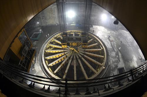 6月21日拍攝的成功吊裝后的三峽地下電站定子機(jī)座。當(dāng)日上午,三峽地下電站首臺機(jī)組(32號)定子機(jī)座吊裝成功,拉開三峽地下電站發(fā)電機(jī)組本體安裝的序幕。三峽地下電站設(shè)計安裝6臺70萬千瓦機(jī)組,總裝機(jī)容量達(dá)420萬千瓦。作為首批發(fā)電機(jī)組,32號機(jī)組計劃于2011年5月投產(chǎn)發(fā)電。新華社發(fā)(孫榮剛 攝)