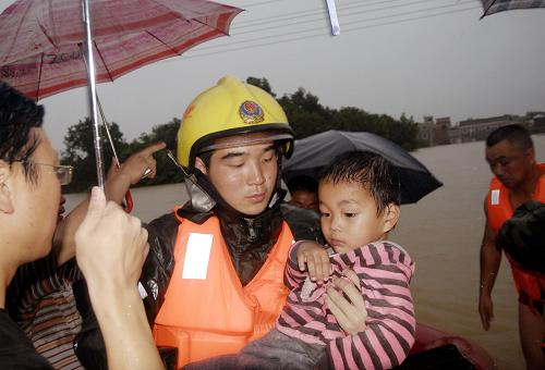 6月20日,江西鷹潭余江縣楊溪鄉(xiāng)被洪水圍困,武警官兵在轉(zhuǎn)移受困群眾。新華社發(fā)(宋志奎 攝)