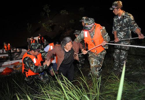 6月22日,南昌市消防支隊官兵在江西撫州市羅針鎮(zhèn)轉(zhuǎn)移一名被困老人。新華社記者 周科 攝