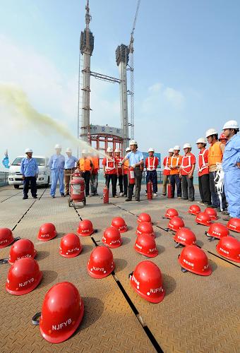 6月25日,工地安全生產(chǎn)管理人員在對(duì)工人進(jìn)行安全用品使用和操作培訓(xùn)。近日,南京長(zhǎng)江第四大橋建設(shè)工地開展“安全生產(chǎn)月大練兵”活動(dòng),通過安全知識(shí)宣傳、安全輪訓(xùn)、演練以及安全監(jiān)管檢查,提高工人的安全生產(chǎn)意識(shí),以確保工程建設(shè)和工人人身安全。新華社記者 孫參 攝