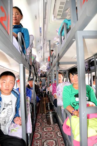 6月26日,首批478名學(xué)生乘坐大巴啟程前往西寧市,他們將于次日轉(zhuǎn)乘火車前往四川。當(dāng)日,玉樹藏族自治州民族中學(xué)478名學(xué)生率先踏上前往省外就讀的旅程。據(jù)悉,首批1600多名玉樹災(zāi)區(qū)學(xué)生將陸續(xù)啟程赴四川省都江堰市轉(zhuǎn)移就學(xué)。根據(jù)國(guó)家統(tǒng)一部署,玉樹災(zāi)區(qū)將有5074名學(xué)生前往四川、山東、山西、遼寧、天津5省市的6所學(xué)校就讀。另有3500名學(xué)生在省內(nèi)安置就讀。對(duì)玉樹災(zāi)區(qū)前往省外就讀的學(xué)生每人每月給予600元的生活補(bǔ)助,并提供免費(fèi)教材、住宿,學(xué)生假期回鄉(xiāng)或返校的一切交通費(fèi)用都由政府承擔(dān)。新華社記者 陳國(guó)洲 攝