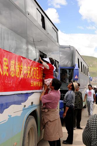 6月26日,車窗旁,一名父親抱起自己的小女兒,送別即將前往省外就讀的孩子。新華社記者 陳國(guó)洲 攝