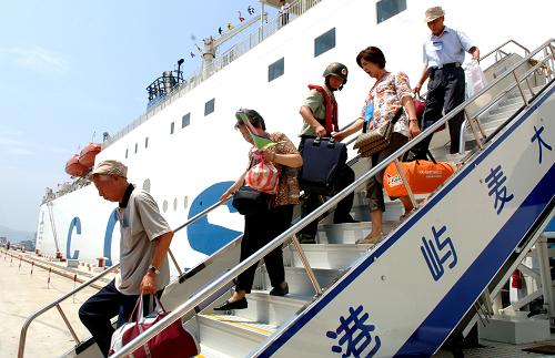 7月3日,旅客正走下“中遠(yuǎn)之星”豪華客滾輪。新華社記者 王小川 攝