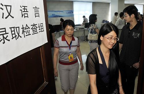 7月11日,考生及家長在新疆招生辦公室現(xiàn)場觀摩2010年普通高校招生網(wǎng)上錄取工作。按照普通高校招生“陽光工程”的要求,今年新疆繼續(xù)實行錄取工作“現(xiàn)場開放日”制度。7月11日,有關(guān)部門組織烏魯木齊、昌吉回族自治州的考生、家長、教師代表、自治區(qū)招生系統(tǒng)行風(fēng)評議員、新聞媒體記者等近百人,現(xiàn)場觀摩本科錄取工作。新華社發(fā)(姚彤 攝)