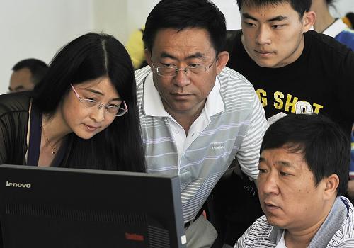 7月11日,考生及家長在漢語言錄取檢查組了解網(wǎng)上錄取情況。新華社發(fā)(姚彤 攝)