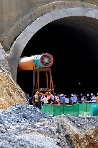 7月12日,救援人員進(jìn)入隧道進(jìn)行救援。新華社記者 黃孝邦 攝