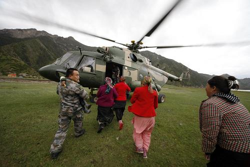 8月1日,新疆軍區(qū)某陸航旅官兵正在將第一批被困的婦女、兒童送往山外。當(dāng)日,新疆軍區(qū)某陸航旅接到上級命令后,迅速派出直升機(jī),前往新疆庫車縣北部受災(zāi)山區(qū)營救被困人員。歷經(jīng)5個小時(shí)14架次飛行,先后解救出婦女、兒童、老人及部分受困旅客166名。7月29日1時(shí)許,新疆庫車縣北部山區(qū)突降暴雨導(dǎo)致特大洪災(zāi),當(dāng)?shù)厝罕?、筑路工人及游客千余人被困山中。新華社記者 李翔 攝
