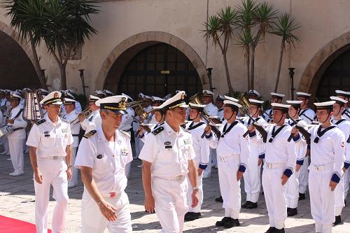 8月2日,在意大利塔蘭托港,中國海軍第五批護航編隊指揮員、南海艦隊副參謀長張文旦(前排右一)和中國海軍第五批護航編隊政委、南海艦隊政治部副主任陳儼在意大利海軍軍官的陪同下檢閱儀仗隊。由中國海軍第五批護航編隊“廣州”艦、“巢湖”艦組成的出訪編隊2日抵達意大利塔蘭托港,開始對意大利進行友好訪問。這是中國海軍艦艇編隊首次訪問塔蘭托港。此前,中國海軍艦艇編隊曾于2001年訪問意大利拉斯佩其亞港。新華社發(fā)(張鵬 攝)