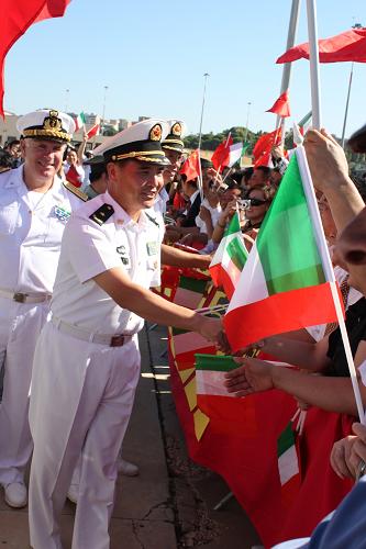 8月2日,在意大利塔蘭托港,中國海軍第五批護航編隊官兵抵達后受到中國駐意大利使領館工作人員、當地華僑華人代表、中資機構人員和留學生的熱烈歡迎。新華社發(fā)(張鵬 攝)