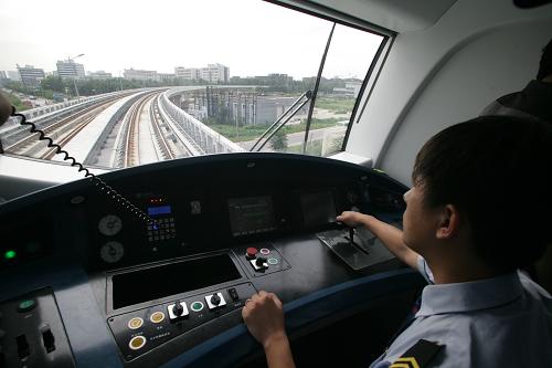 8月27日,北京軌道交通亦莊線的試運(yùn)營列車行駛在高架橋上。當(dāng)日,北京軌道交通亦莊線開始空載試運(yùn)行,預(yù)計(jì)今年11月底將實(shí)現(xiàn)通車試運(yùn)營,比計(jì)劃工期提前一個(gè)月。北京軌道交通亦莊線全長約23.2公里,途經(jīng)豐臺(tái)、朝陽、大興、通州四個(gè)行政區(qū)和亦莊開發(fā)區(qū),起點(diǎn)位于地鐵五號(hào)線宋家莊站,終點(diǎn)為亦莊新城規(guī)劃區(qū)東邊界的亦莊火車站。新華社發(fā)(黎方益 攝)