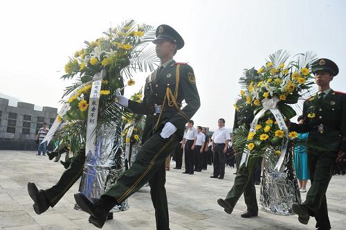 9月3日,部隊(duì)官兵向革命英烈敬獻(xiàn)花圈。新華社記者 歐東衢 攝