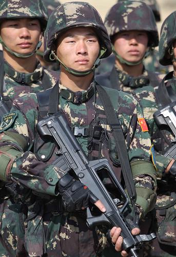 9月18日,在哈薩克斯坦馬特布拉克訓練場,中方特戰(zhàn)隊員整裝待發(fā)。當日,