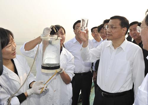這是10月8日,李克強在南陽宋港碼頭乘船考察丹江口水庫,了解水質(zhì)保護情況。新華社記者 黃敬文 攝