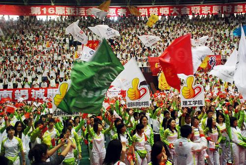 11月5日,第16屆亞運(yùn)會(huì)志愿者上崗誓師大會(huì)現(xiàn)場(chǎng)一片歡騰。新華社發(fā)(袁宏偉 攝)