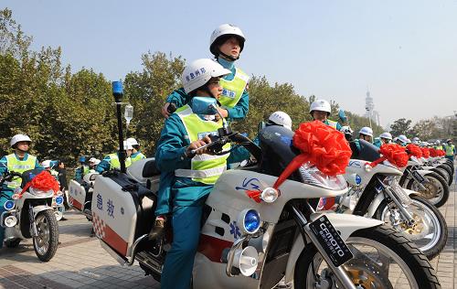 11月6日,急救中心的醫(yī)護(hù)人員準(zhǔn)備駕駛急救摩托車(chē)從鄭州綠城廣場(chǎng)出發(fā)。當(dāng)日,為應(yīng)對(duì)交通擁堵對(duì)醫(yī)院帶來(lái)的嚴(yán)峻挑戰(zhàn),鄭州市緊急醫(yī)療救援中心舉行醫(yī)療急救物資發(fā)放儀式,將381輛急救摩托車(chē)陸續(xù)投入到鄭州市院前急救工作。這批急救摩托車(chē)每輛均按照一名醫(yī)生和一名護(hù)士進(jìn)行搭配,編入城鄉(xiāng)緊急醫(yī)療救援網(wǎng)絡(luò),開(kāi)通又一條快捷、有效的生命救援“綠色通道”。新華社記者 趙鵬 攝