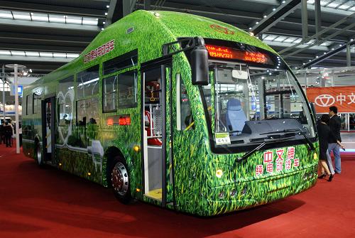 這是山東沂星電動汽車有限公司生產(chǎn)的純電動汽車,該款車已于2010年年初在山東臨沂等地作為公交車投入使用(11月5日攝)。 正在深圳會展中心舉行的第二十五屆世界電動車大會暨展覽會上,50多家國產(chǎn)汽車企業(yè)選送的整車占總參展汽車企業(yè)的近三分之二,不少參展的國產(chǎn)新能源車在設(shè)計理念和技術(shù)上均達(dá)到國際水平,吸引觀眾目光。新華社記者 覃海石 攝