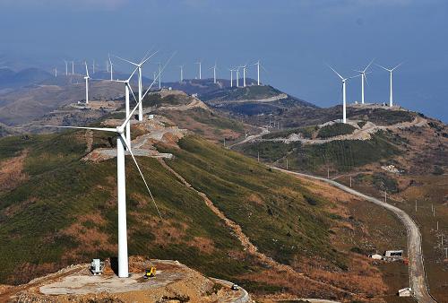 12月7日,齊岳山風(fēng)電場(chǎng)在進(jìn)行并網(wǎng)發(fā)電前的最后調(diào)試。位于湖北利川的齊岳山風(fēng)電場(chǎng)被列為全國十大風(fēng)電場(chǎng)之一,是國家重點(diǎn)扶持發(fā)展的清潔能源項(xiàng)目。工程總裝機(jī)容量為150兆瓦,分三期開發(fā),其中一期工程裝機(jī)容量49.3兆瓦,計(jì)劃裝設(shè)風(fēng)力發(fā)電機(jī)組58臺(tái),預(yù)計(jì)于本月中旬并網(wǎng)發(fā)電。這標(biāo)志著湖北省最大的風(fēng)力發(fā)電場(chǎng)即將投入運(yùn)行。新華社發(fā)(沈祥輝 攝)