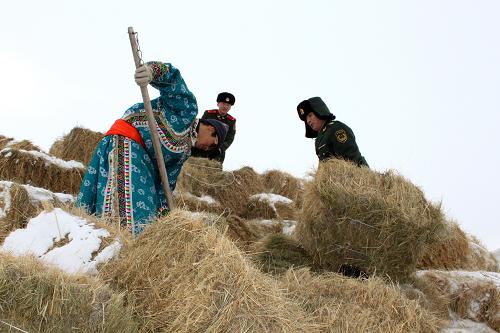 12月8日,錫林郭勒盟邊防支隊官兵正在幫助牧民搬運被大雪覆蓋的飼草。近日,內(nèi)蒙古錫林郭勒盟東烏珠穆沁旗、烏拉蓋管理區(qū)等地相繼遭受嚴重雪災。駐地公安邊防部隊在當?shù)卣慕y(tǒng)一領導下緊急啟動應急機制,為邊境地區(qū)的草原牧民快速調(diào)運飼草、燃料、糧食、藥品等救災物資,保證了內(nèi)蒙古草原牧民基本生產(chǎn)生活需要。新華社發(fā)(巴達日夫 攝)