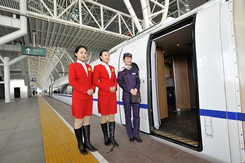 12月6日,在滬寧高鐵南京站,京津城際動車組乘務(wù)員與滬寧高鐵乘務(wù)員(右一)一同迎候乘客。連日來,天津客運段京津城際動車組乘務(wù)員深入滬杭、滬寧高鐵以及民航開展服務(wù)觀摩、交流活動,努力提升高鐵客運服務(wù)水平,打造高鐵服務(wù)品牌。連接北京天津兩大城市的京津城際鐵路是我國第一條高鐵客運專線,于2008年8月1日開通運營。新華社發(fā)(趙偉 攝)