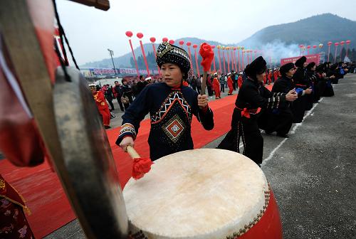 12月18日,在湖北宣恩縣椒園村,土家族婦女跳起擺手舞慶祝恩來(恩施至來鳳)、恩黔(恩施至重慶黔江)高速公路開工建設(shè)。 新華社發(fā)(宋文 攝)